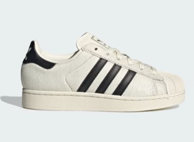 adidas（アディダス）ホワイトのスニーカー