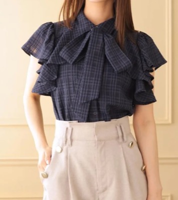 AND COUTURE(アンドクチュール)ネイビーのチェックフリルブラウス