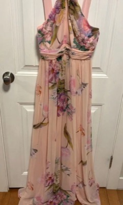 ピンクのフローラルドレス