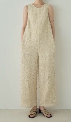 Eaphi（エフィ）アイボリーのレースロンパース