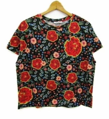 ZARA（ザラ）ブラックの花柄Tシャツ