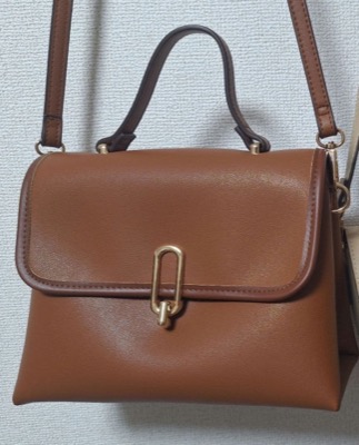 ブラウンのショルダーバッグ