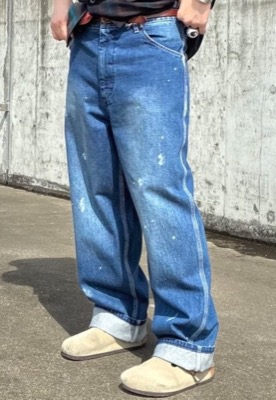 BEAMS（ビームス）ブルーのペイントデニムパンツ