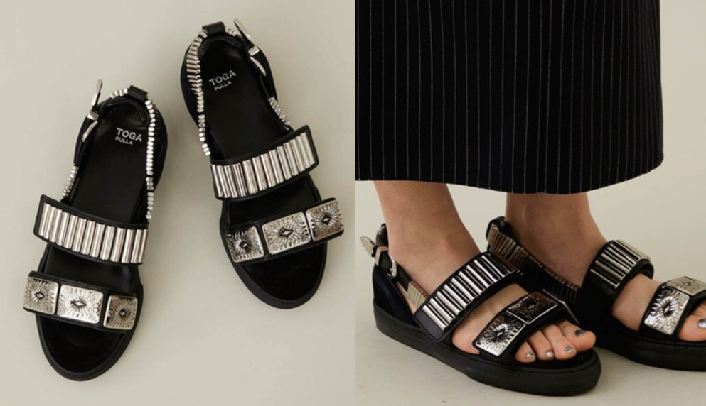 TOGA PULLA（トーガプルラ）シルバーxブラックのスニーカーサンダル