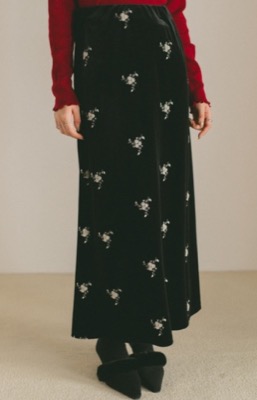 VANNIE U（ヴァニーユー）ブラックの花柄刺繍ナロースカート