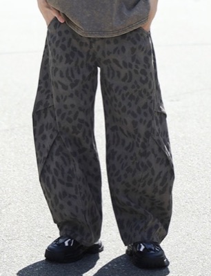 HOOK(フック)ブラックのレオパード柄ワークパンツ