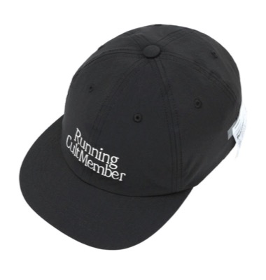 SATISFY（サティスファイ）ブラックのロゴキャップ / 帽子