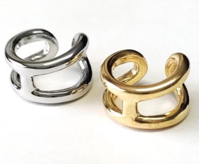 mollive（モリーヴ）ゴールドのイヤカフ