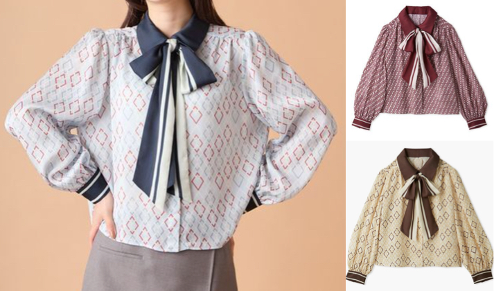 Lily Brown(リリーブラウン)ブルーのクラシカルパターンボウタイブラウス