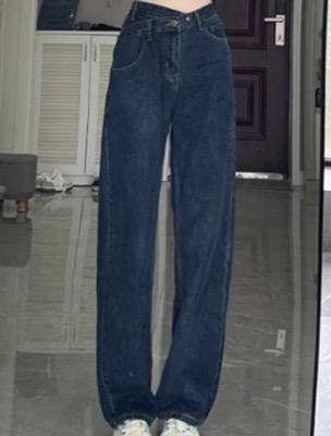 ネイビーのデニムパンツ