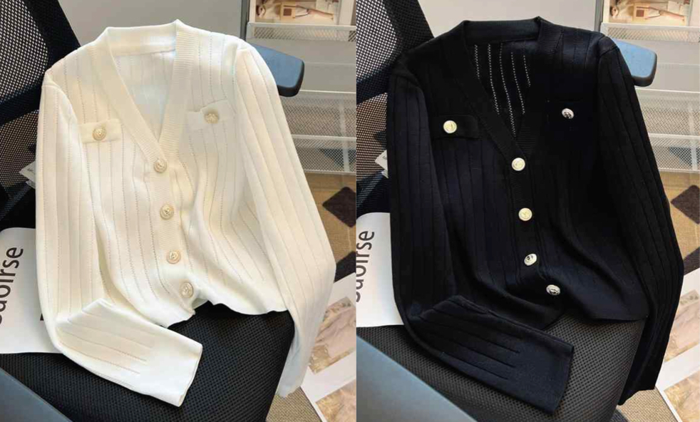 オフホワイトのカーディガン