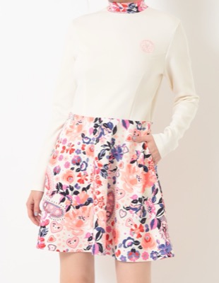 LEONARD SPORT（レオナールスポーツ）ホワイトxピンクの花柄ワンピース