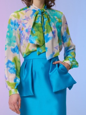 AKIKO OGAWA（アキコオガワ）ブルーxグリーンのフラワープリントブラウス