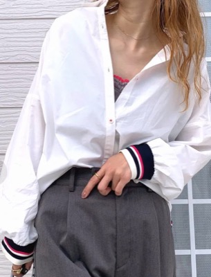 Q(キュー)ホワイトのシャツ