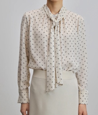 SOÉJU（ソージュ）ホワイトのビット柄スカーフ付きブラウス