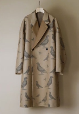 ETHOSENS(エトセンス)ベージュの鳥プリントコート