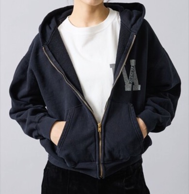 REMI RELIEF（レミ レリーフ）ブラックのパーカー