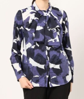 AKIKO OGAWA（アキコオガワ）ホワイトxネイビーのプリントブラウス