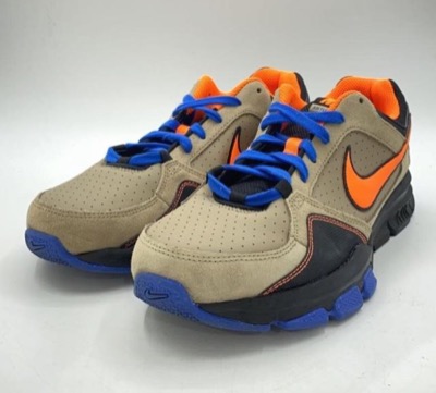 NIKE（ナイキ）ベージュxブルーのスニーカー