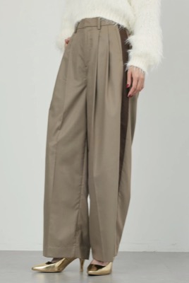 Limue(リミュ)
ベージュのサイドラインパンツ