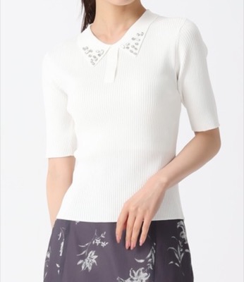 31 Sons de mode（トランテアン ソン ドゥ モード）ホワイトの襟ビジュー付ポロニット