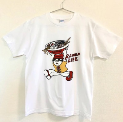 SUSURU TV（ススル）ホワイトのプリントTシャツ