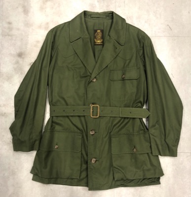 カーキのジャケット