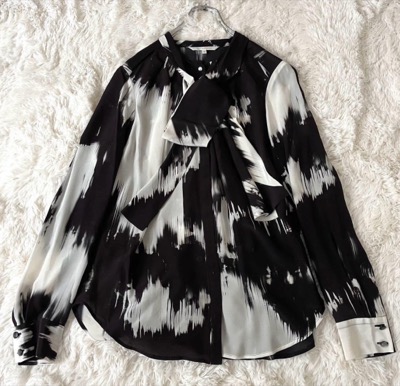 ブラックxホワイトの総柄ブラウス