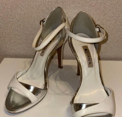 DIANA（ダイアナ）シルバーxホワイトのハイヒールパンプス