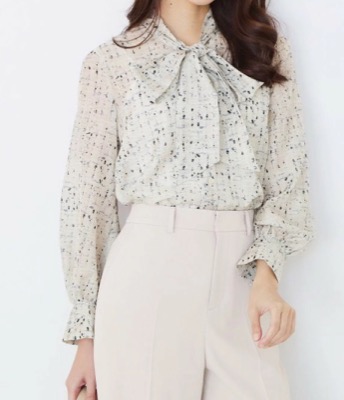 COUP DE CHANCE（クードシャンス）グレージュのプリントブラウス