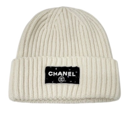 CHANEL(シャネル)
ホワイトのニット帽