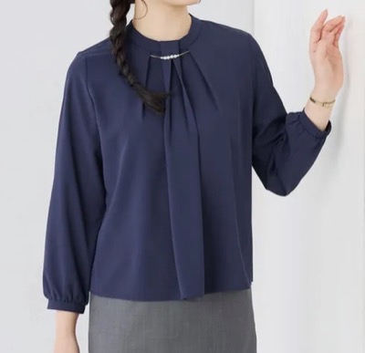 AOKI（青木）ネイビーのタックブラウス