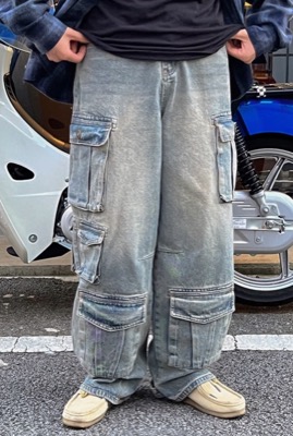 NUGO（ヌゴ）ブルーのカーゴデニムパンツ