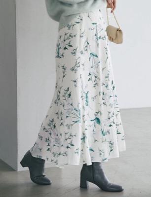 La boutique BonBon（ラブティックボンボン）ホワイトの小花柄マーメイドスカート
