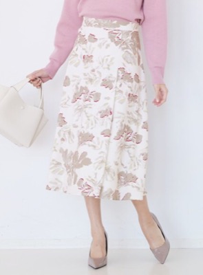 COUP DE CHANCE（クード シャンス）ホワイトxベージュ系の花柄フレアスカート