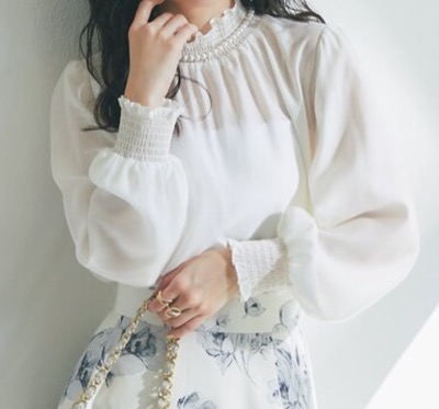 La boutique BonBon（ラブティックボンボン）ホワイトのシャーリングギャザーブラウス