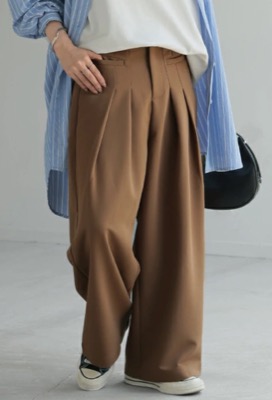 HUG.U(ハグユー)ブラウンのワイドタックパンツ