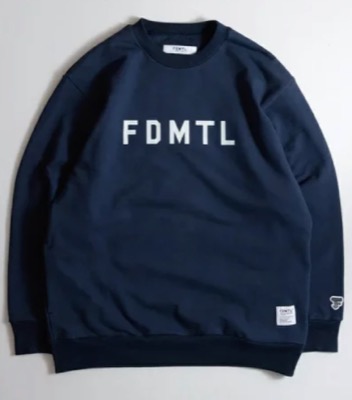 FDMTL(ファンダメンタル)ネイビーのロゴスウェット