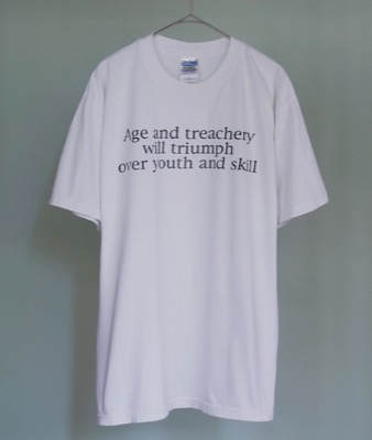 tamホワイトのロゴTシャツ