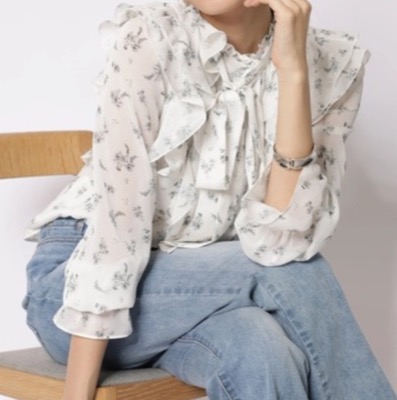 JUSGLITTY（ジャスグリッティー）ホワイトのプリントフリルブラウス