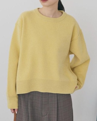 イエローのニット