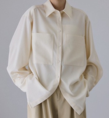 ADAM ET ROPE'（アダムエロペ）アイボリーのシャツ