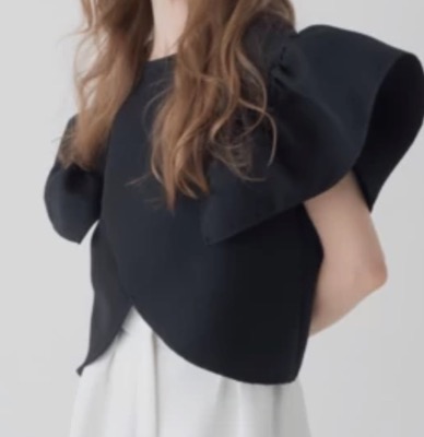 maison de Dolce.（メゾン ド ドルチェ）ブラックのフレアトップス