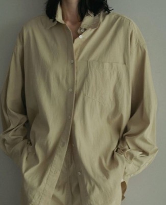 anuke（アンヌーク）カーキ系のシャツ
