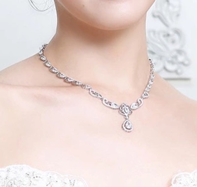 シルバーのジルコニアネックレス