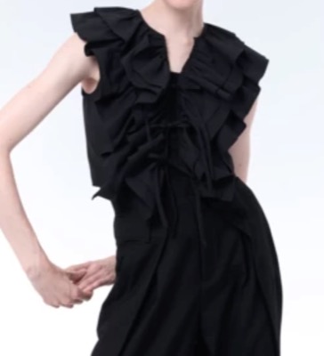 LAEMUSE（ラエミューズ）ブラックのフリルブラウス