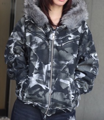 ATMARK（アットマーク）ブラックのカモフラ柄ファーブルゾン