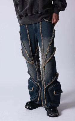 ネイビーのデニムフリンジカーゴパンツ