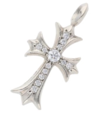 シルバーのクロスチャームネックレス（重ね付け）