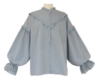 baybee（バイビー）アイスブルーのタックブラウス